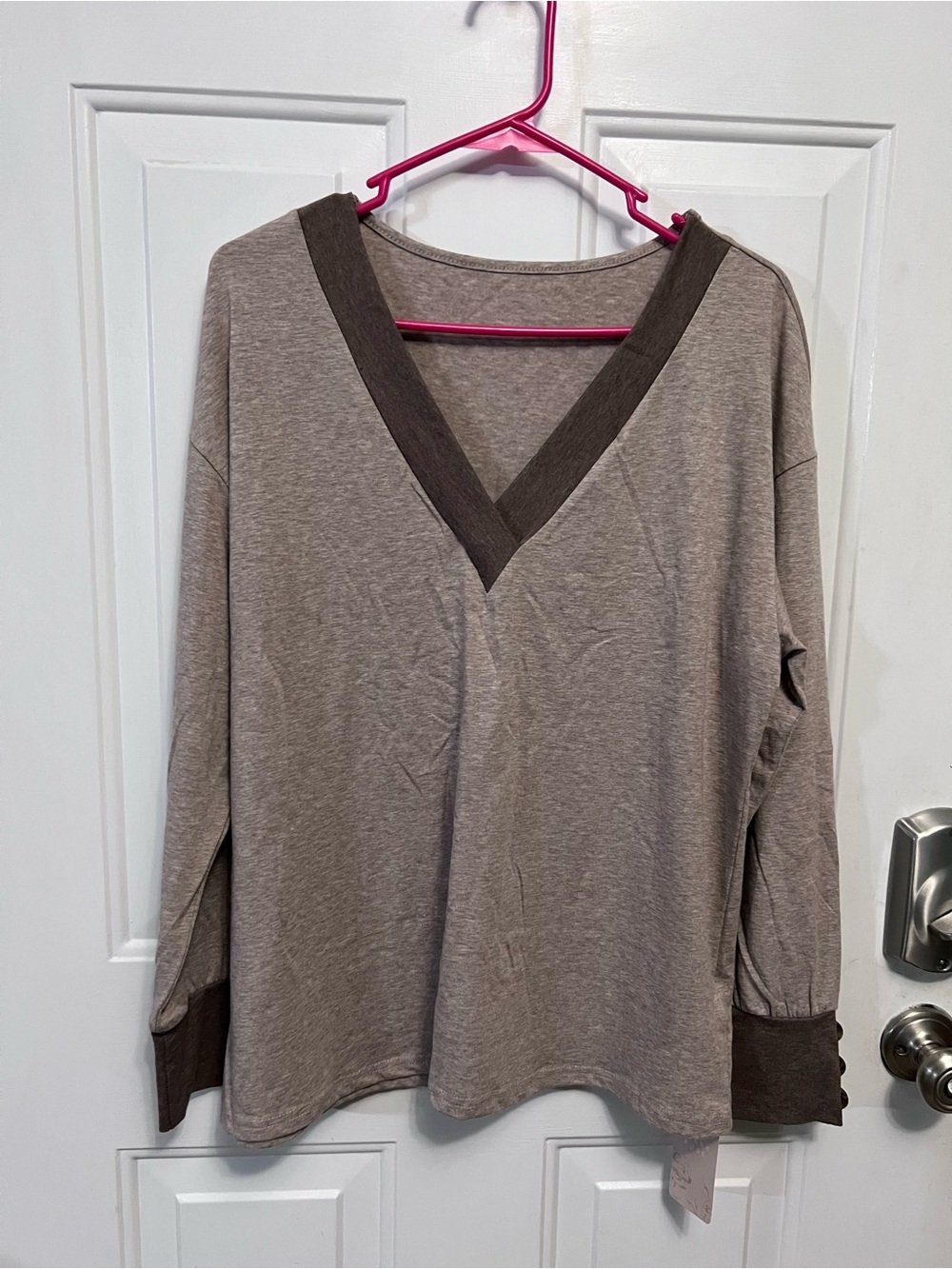 Emery Rose Women’s Long Sleeve V-Neck Top Size L Brown Taupe Contrast Cuff NWT